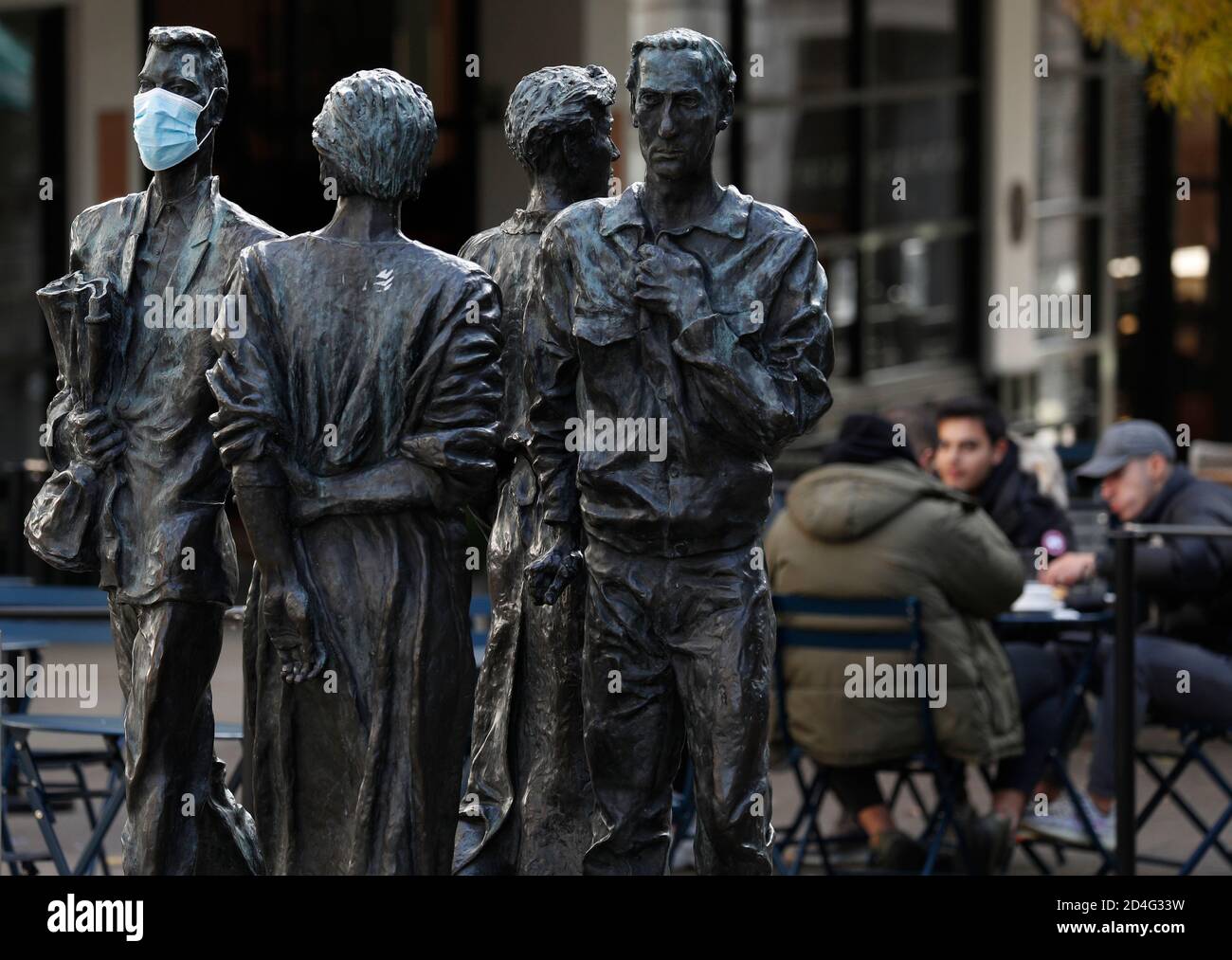 Nottingham, Nottinghamshire, Großbritannien. Oktober 2020. Eine Maske bedeckt ein Gesicht auf der Statue des Quartetts, nachdem bekannt wurde, dass Nottingham die höchste Covid-19-Infektionsrate in Großbritannien hat. Credit Darren Staples/Alamy Live News. Stockfoto