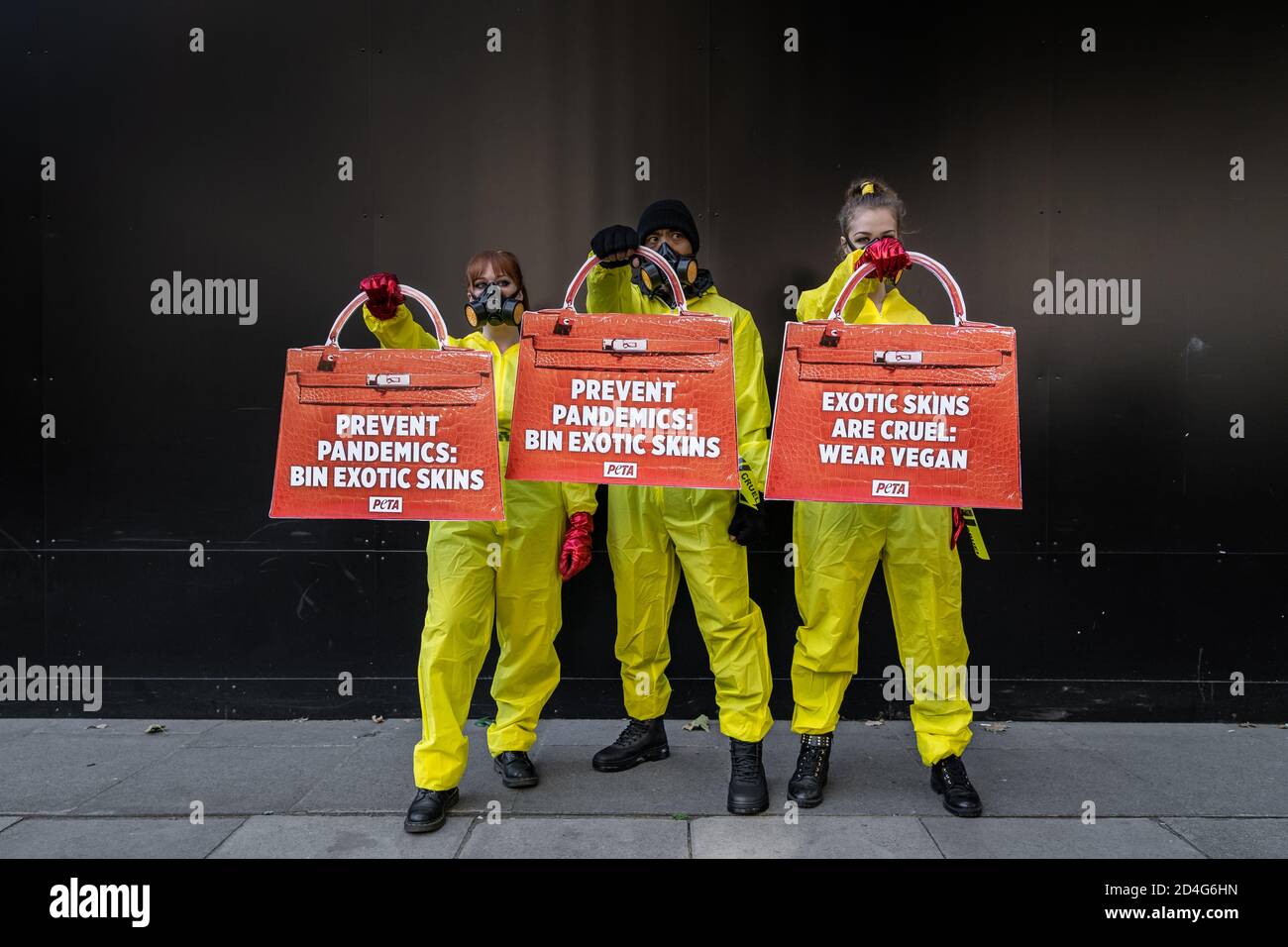 PETA Tierrechte inszenieren einen Anti-Exotic-Skins-Protest zu Beginn der London Fashion Week vor dem Somerset House. London, Großbritannien. Stockfoto