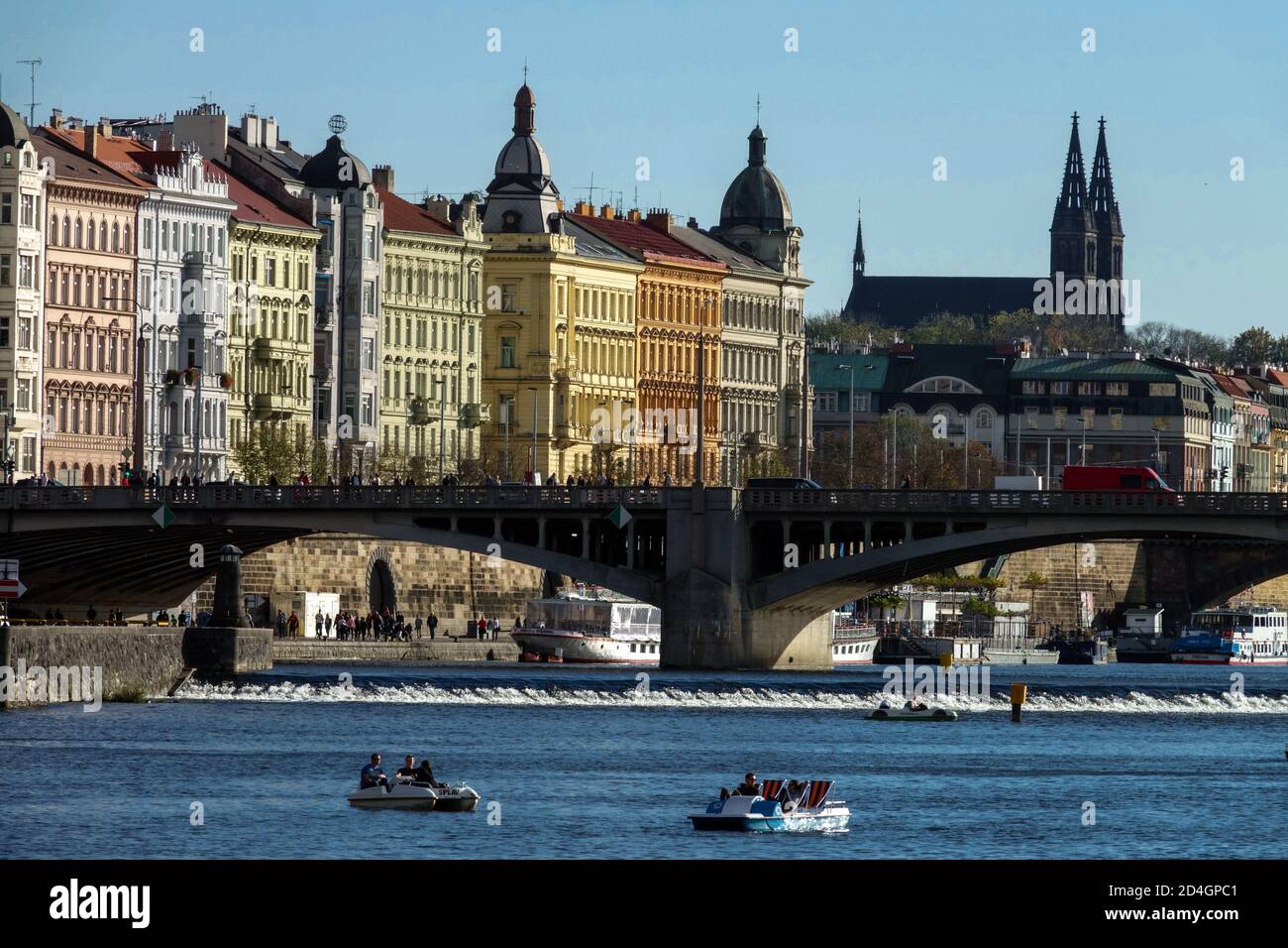 Prag Wohnhäuser Fluss Rasinovo Nabrezi Tschechische Republik Stockfoto