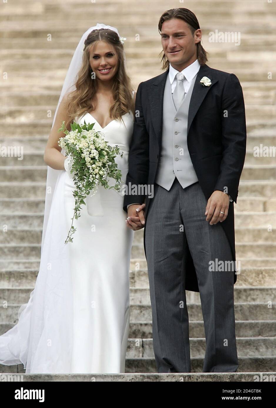 Der Kapitan Der Italienischen Serie A Fussballverein Als Roma Francesco Totti R Und Seine Frau Fernsehpersonlichkeit Ilary Blasi Posieren Nach Ihrer Hochzeit In Der Kirche Santa Maria Dell Aracoeli In Rom 19 Juni