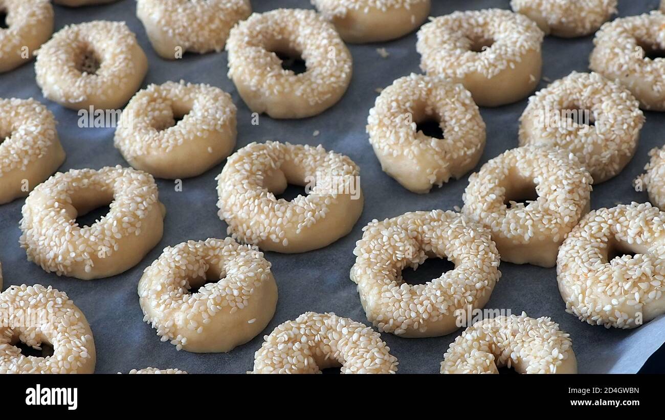 Sesamgebäck, kleine Bagels mit Sesamkörnern, die auf den Teig geklebt sind, Stockfoto
