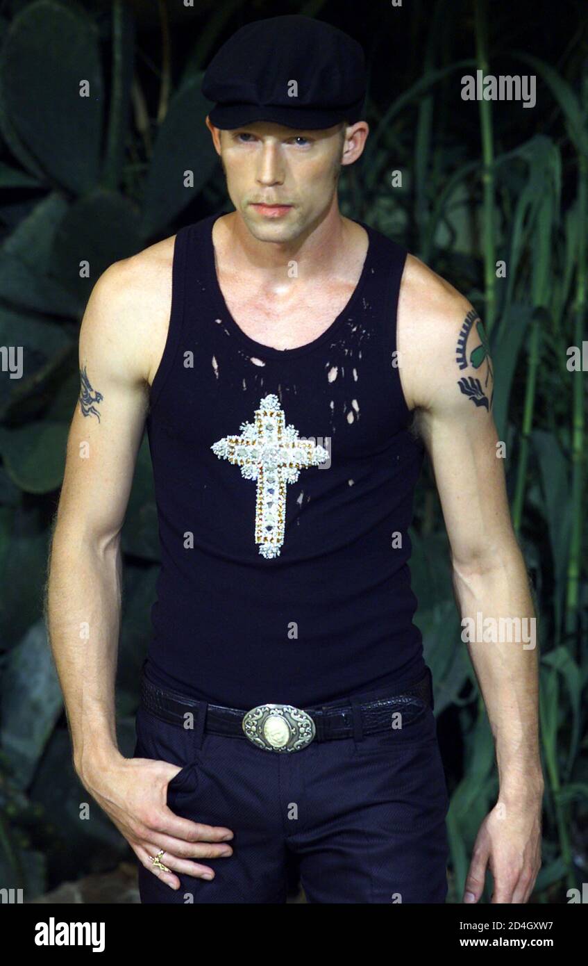 Ein Modell trägt, die Weste mit gesticktem Pailletten Kreuz im Rahmen des  Dolce & Gabbana Frühjahr / Sommer Kollektion Pret Männer 2002 in Mailand  24. Juni 2001. Dolce & Gabbana Kollektion inspiriert