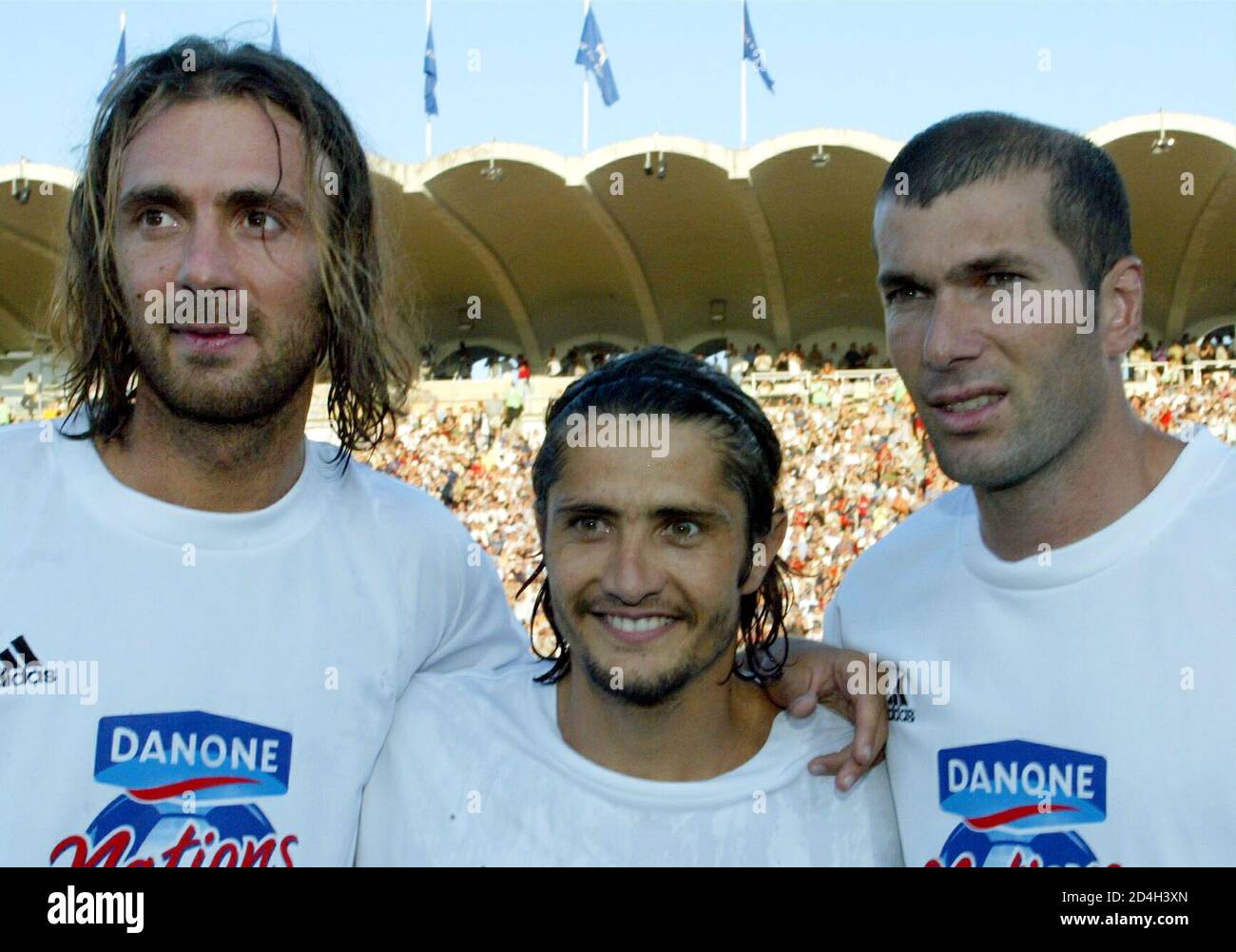 Der Franzosische Spieler Zinedine Zidane Bixente Lizarazu Und Christophe Dugarru Posieren Vor Einem Charity Spiel In Bordeaux Stockfotografie Alamy