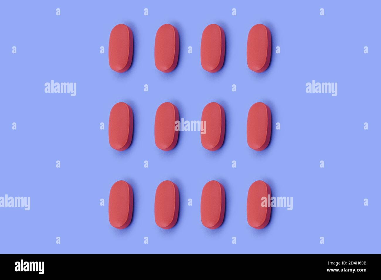 Ovale Form Pharmazeutische Medizin Tablette auf einem blauen Hintergrund, Medizin kreative Konzepte. Minimal Stil mit bunten Papier Hintergrund.Trendy Farben, TR Stockfoto