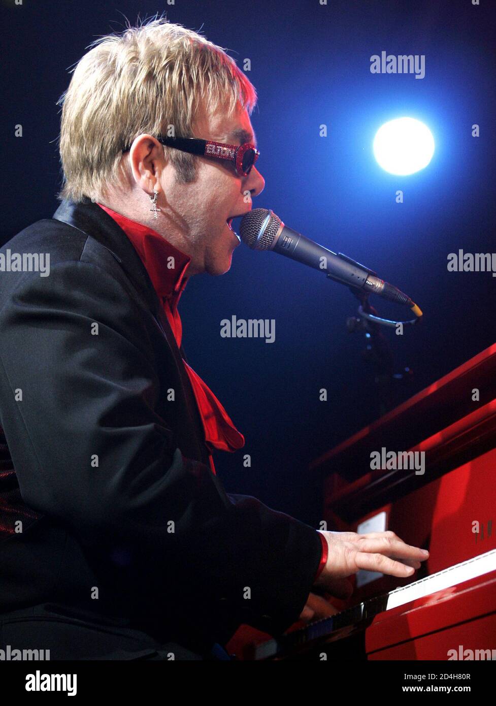 Elton John tritt während einer VIP-Party auf, bei der die Vorstellung seiner DVD-Sammlung „Dream Ticket“ im Caesars Palace Hotel und Casino in Las Vegas, Nevada, am 24. Oktober 2004 gefeiert wird. Die vier DVD-Sammlung ist sieben Stunden lang, mit mehr als 70 Songs und nie zuvor gesehenen Konzertmaterial und Behind-the-Scenes-Aufnahmen. Stockfoto