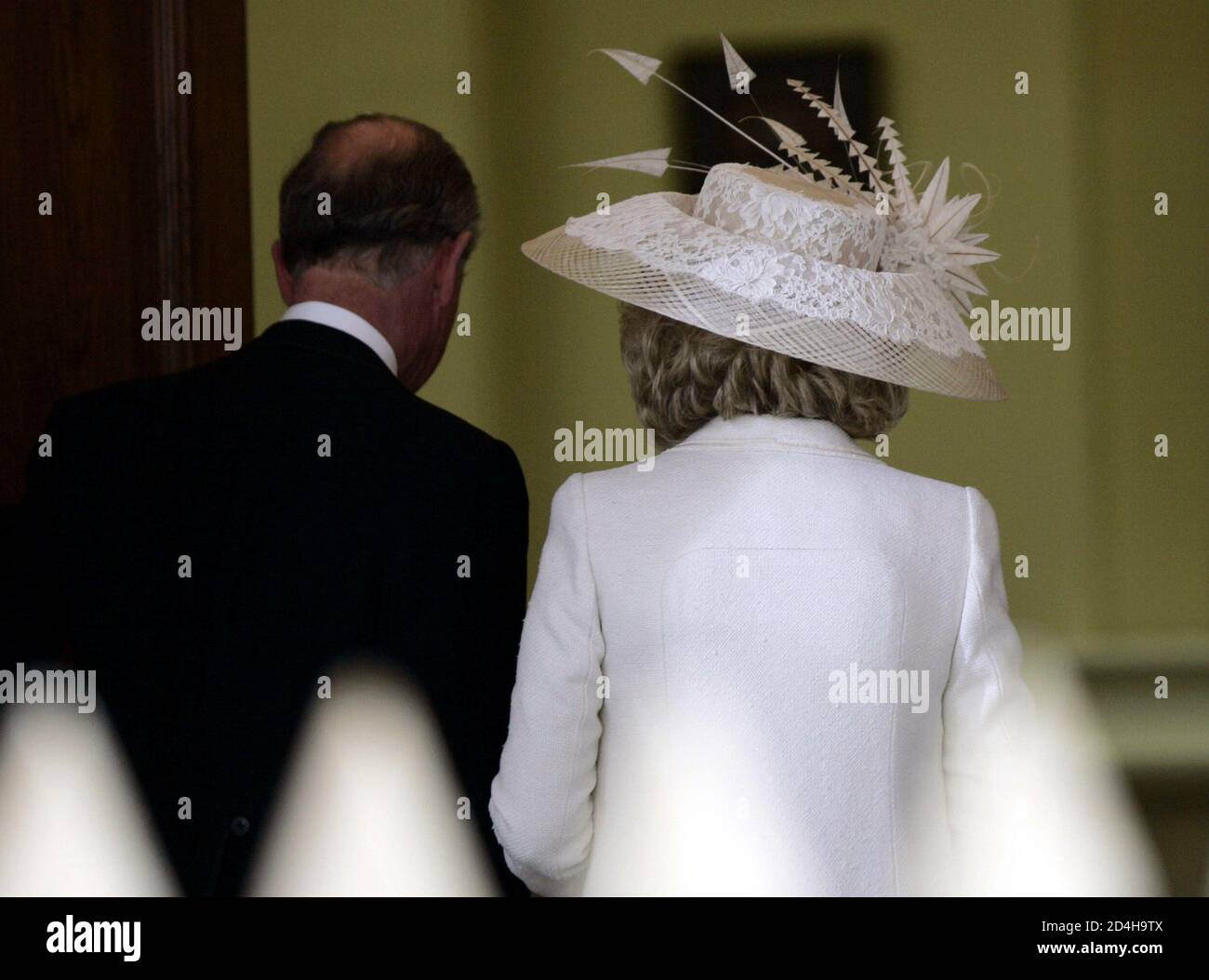 Großbritanniens Prinz Charles und Camilla Parker Bowles gehen in der Guildhall in Windsor, Südengland, bevor ihre standesamtliche Trauung, 9. April 2005. Prinz Charles und seine langjährige Partnerin wurden am Samstag in einer Low-Key Zeremonie geheiratet. Stockfoto