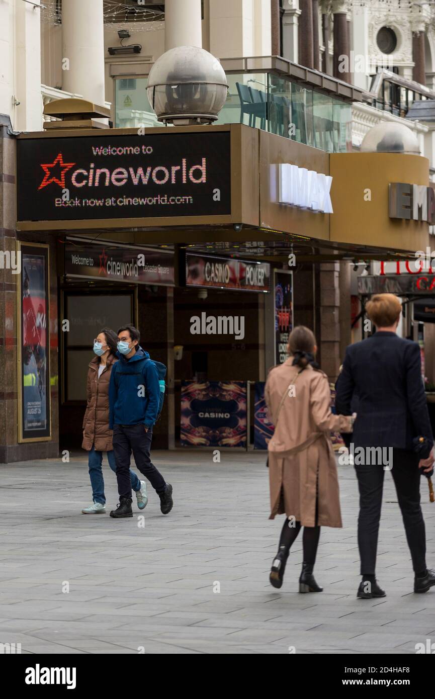 London, Großbritannien, 9. Oktober 2020. Das Äußere des Cineworld-Kinos am Leicester Square. Die Kette hat vor kurzem die Schließung von 127 Standorten in ganz Großbritannien angekündigt, nachdem der Veröffentlichungstermin des neuen James Bond-Films No Time To die auf das Frühjahr 2021 verschoben wurde. Grundstückseigentümer AEW UK verfolgt rechtliche Schritte gegen Cineworld über £200,000 unbezahlte Mieten, obwohl die Kette gezwungen wurde, Kinos wegen der Coronavirus-Pandemie zu schließen und auch als Filmstudios Releases in die Zukunft verzögern. Es wird berichtet, dass CVA (obligatorische freiwillige Vereinbarungen) wahrscheinlich werden. Quelle: Stephen Chung Stockfoto