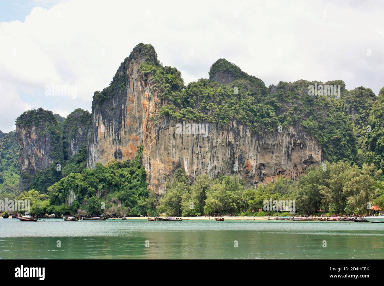 Steile Kalksteinklippen über dem Railay West Beach in der Provinz Krabi, Thailand Stockfoto