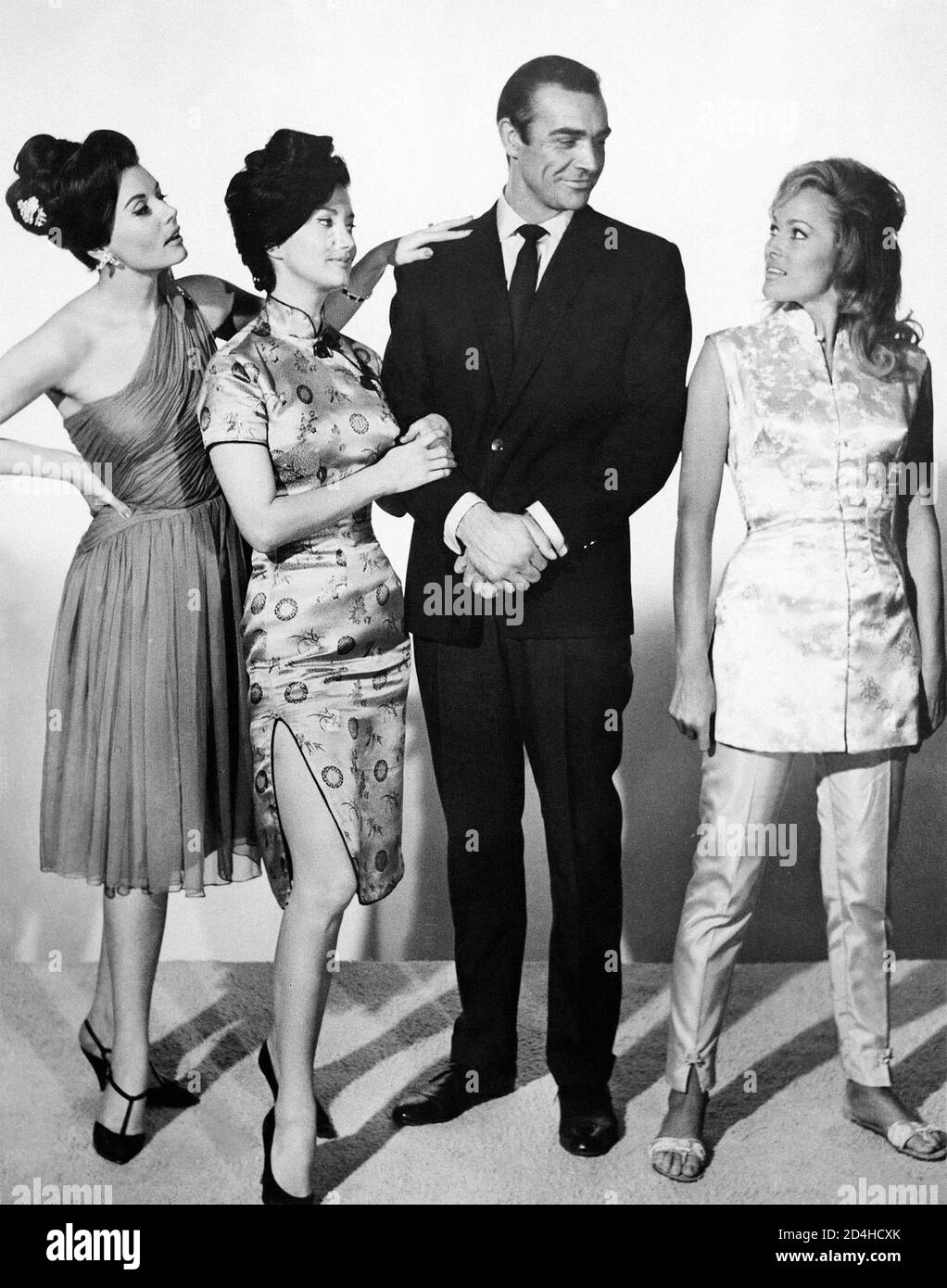 Sean Connery posiert mit den Bond Girls von Dr. No' - Eunice Gayson, Zena Marshal, and Ursula Andress (1962) United Künstler / Aktenzeichen # 34000-535THA Stockfoto