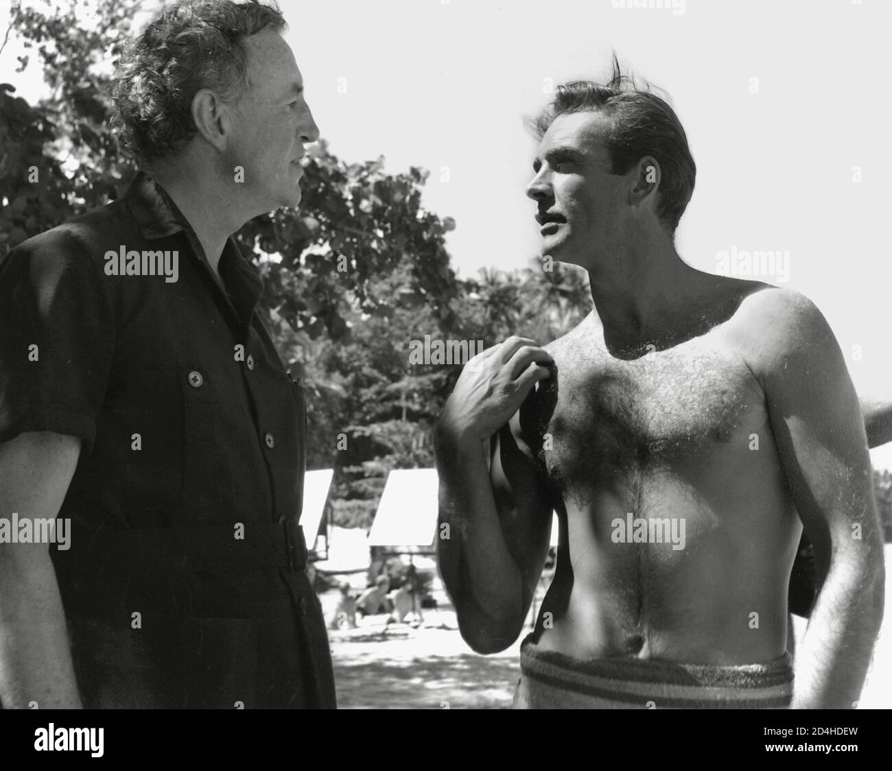 Ian Fleming und Sean Connery am Set von, 'Dr. No' (1962) United Artists / File Reference # 34000-721THA Stockfoto