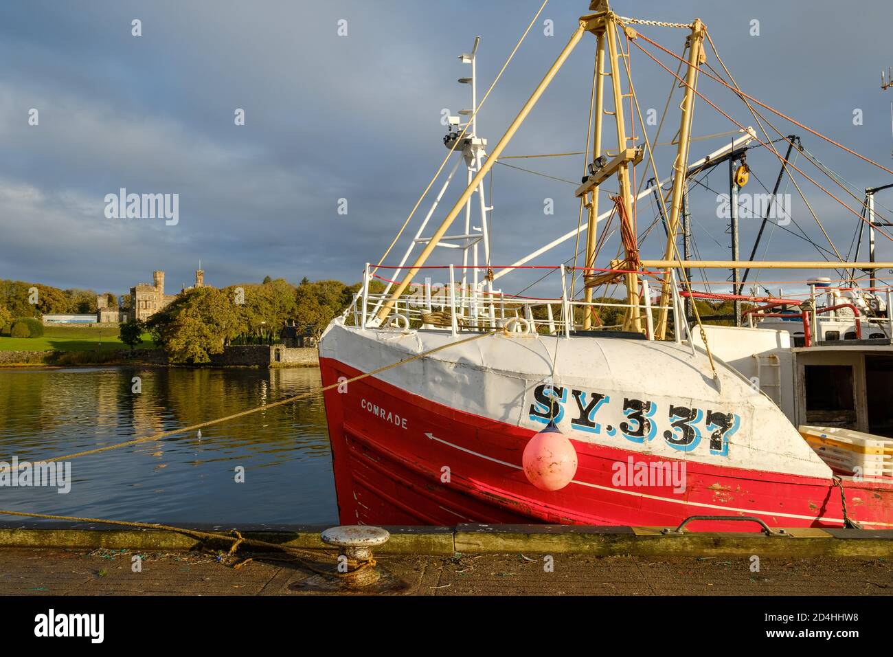Das Stornoway-Fischerboot ‘Comrade’, SY337, liegt im Binnenhafen. Stockfoto