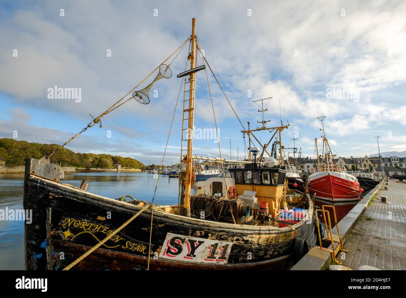 Das Stornoway-Fischerboot ‘Northern Star’, SY11, liegt im Binnenhafen. Stockfoto