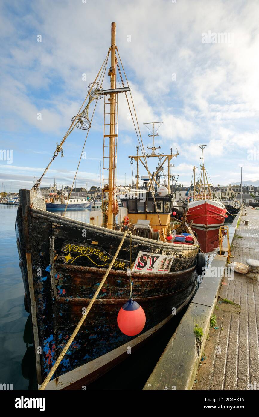 Das Stornoway-Fischerboot ‘Northern Star’, SY11, liegt im Binnenhafen. Stockfoto