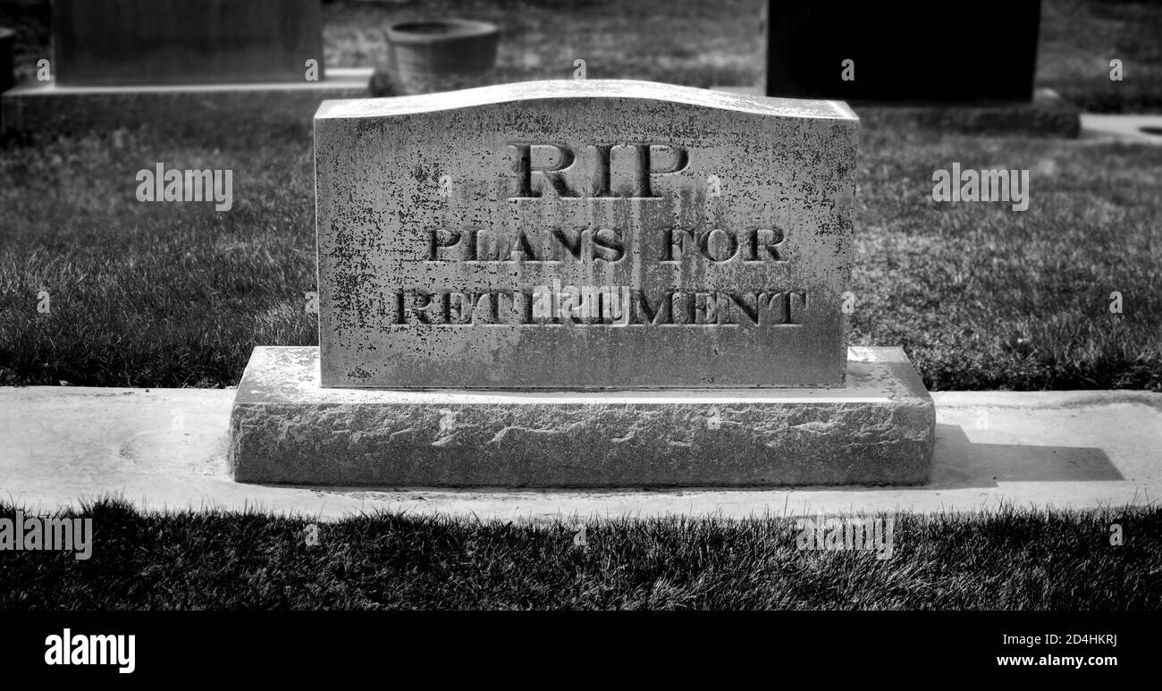 Grabstein mit RIP-Pensionsplan, der den Tod der Ersparnisse symbolisiert Und Pensionspläne Stockfoto