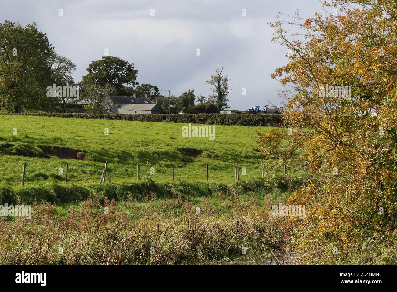 The Broadwater, Aghalee, County Antrim, Nordirland. 09. Oktober 2020. Wetter in Großbritannien - ein gemischter Tag mit Sonnenschein und starken Regenschauern, die bei einer kühlen, leichten westlichen Brise durchwehen. Herbstlaub und Landschaft entlang des Kanals. Credit/ CAZIMB/Alamy Live News. Stockfoto