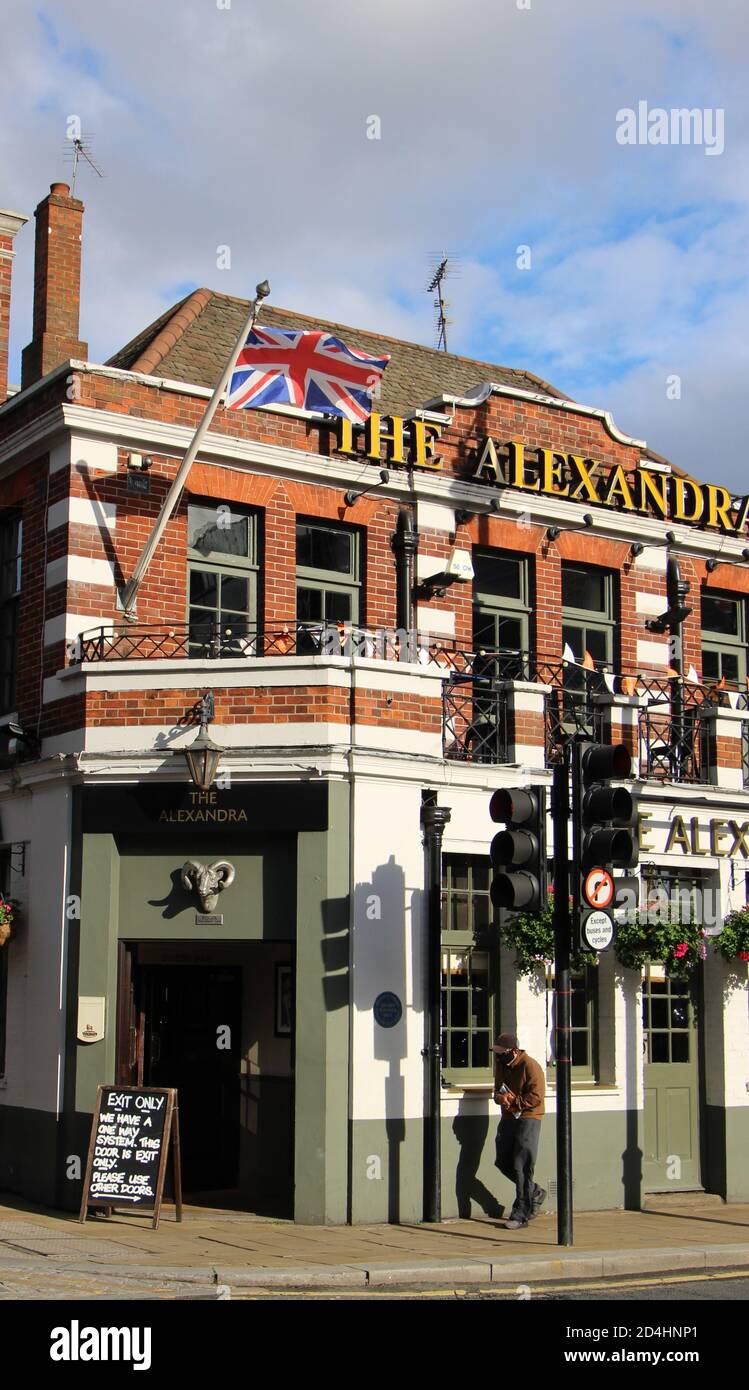 Der Alexandra Pub an der Wimbledon Hill Road SW19 in der hellen Nachmittagssonne im Oktober 2020 eröffnet während der Pandemie Wimbledon London England UK Stockfoto