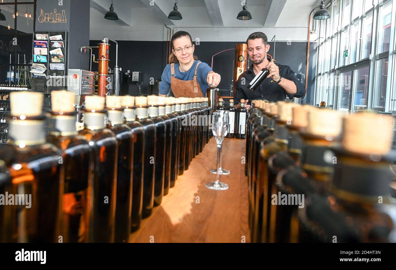 08. Oktober 2020, Berlin: Mitarbeiterin Dorina Lücke und Tim Müller, Inhaber der DSM Deutsche Spirituosen Manufaktur GmbH, arrangieren die im Showroom der Manufaktur ausgestellte Flasche. Seit 2017 produziert die Premium-Destillerie 110 verschiedene Brandies, Spirituosen, Liköre, Gin und Wodka, teilweise mit völlig neuen Rezepten "Made in Berlin". Die Destillerie verzichtet konsequent auf das Hinzufügen von Aromen und Farbstoffen und produziert in kleinen Chargen. Die ausgewählten Zutaten sind nach Möglichkeit in Bio-Qualität. Der Verkauf erfolgt über ausgewählte Einzelhändler, unseren eigenen Store, den Showroom und die Stockfoto