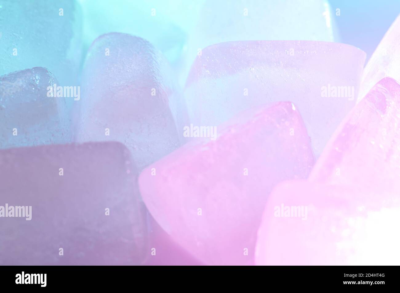 Glänzende bunte Eiswürfel Hintergrund Nahaufnahme. Kühl schmelzende Eisputtern Stockfoto