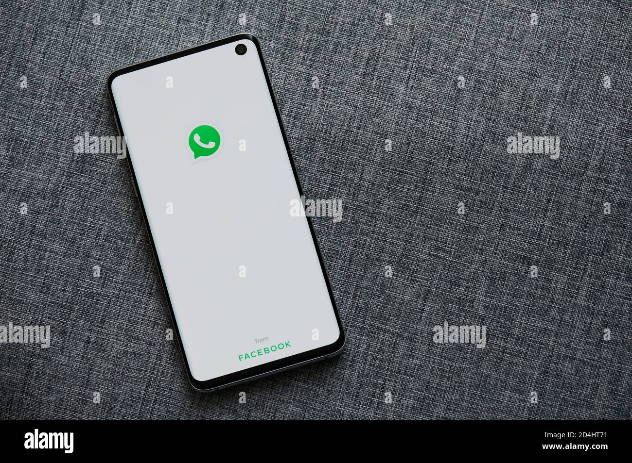 New-York , USA - 18. Juni 2020: Einführung der Whatsapp App auf dem Smartphone-Bildschirm Nahaufnahme in grauem Hintergrund Stockfoto