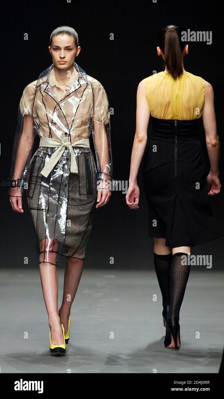 Zwei Modelle zeigen Kreationen als Bestandteil der Prada Herbst/Winter  2002/03-Kollektion in Mailand Fashionweek 1. März 2002 Stockfotografie -  Alamy