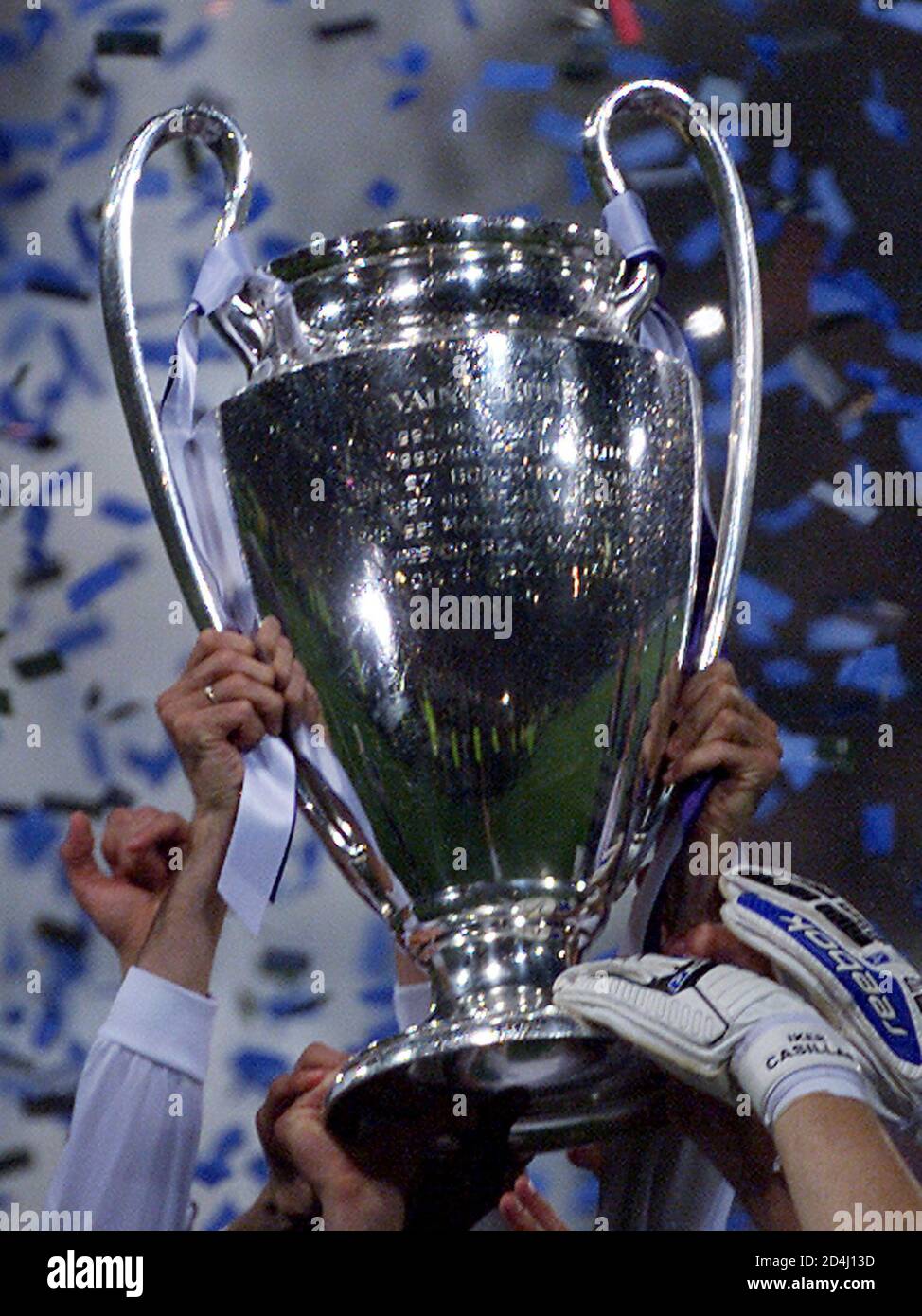 Real madrid captain fernando hierro Fotos und Bildmaterial in hoher Auflösung Alamy