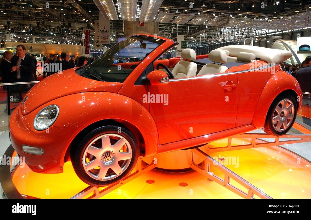 Der neue VW New Beetle Cabriolet ist als erste Welt-Präsentation auf dem  Genfer Autosalon in Genf, Schweiz, 4. März 2003 auf dem Display gesehen.  Das Auto kommt aus 75 bis 115 PS