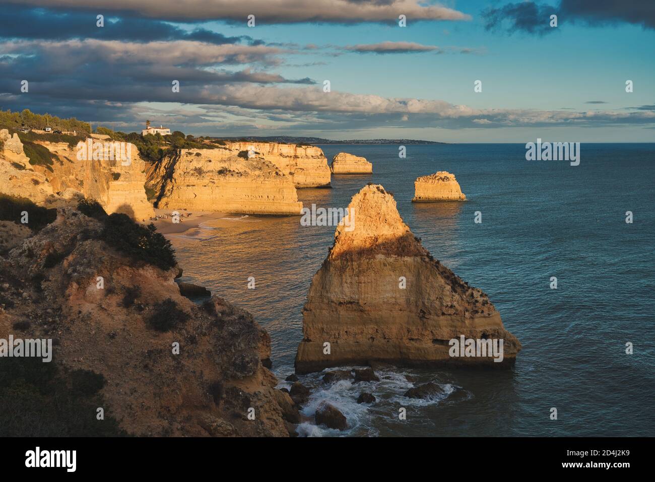 Foto von praia da marinha in Fato Portugal, bei Sonnenuntergang. Stockfoto