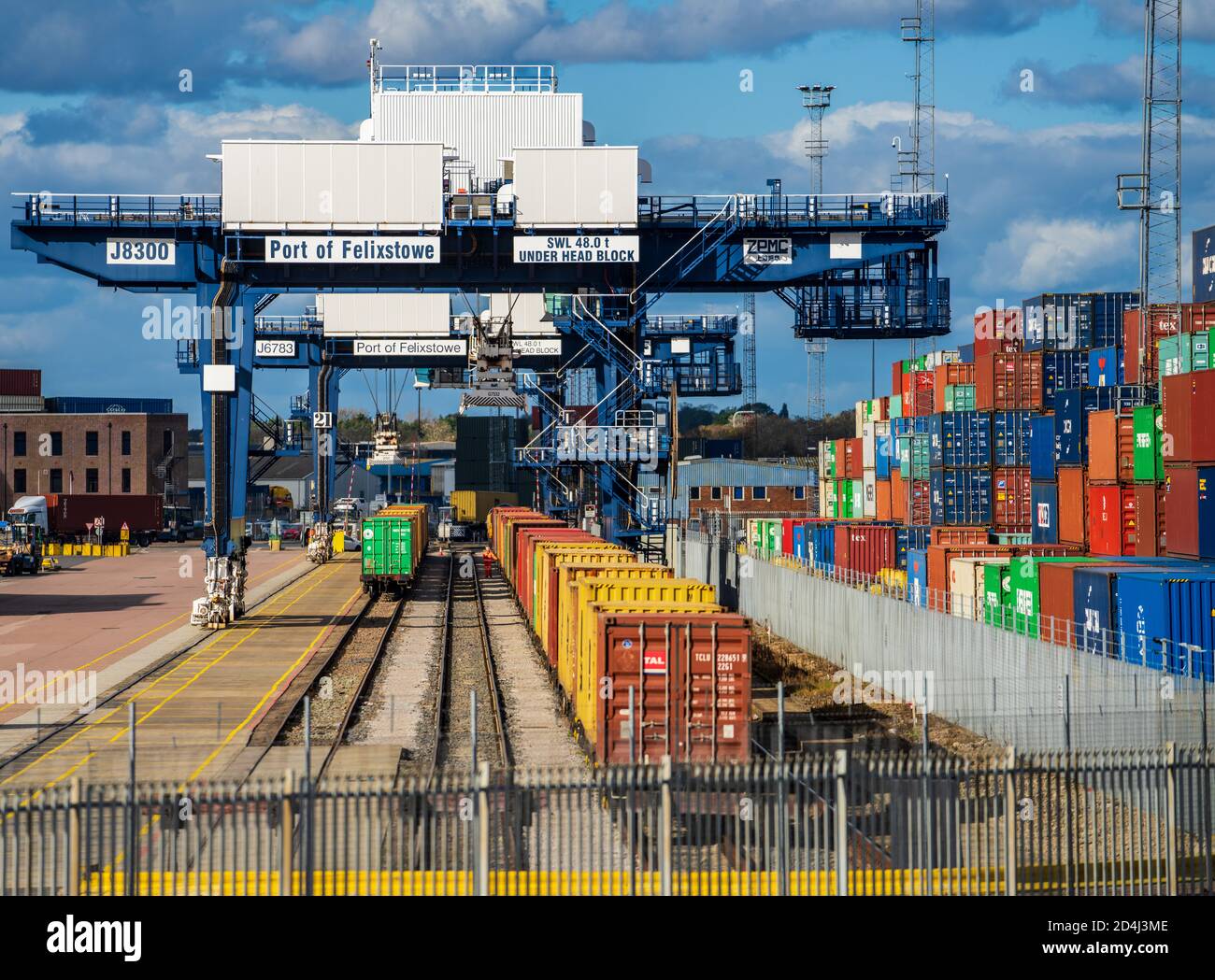 Rail Freight UK - intermodale Container werden in Güterzügen im Felixstowe Port, dem größten Containerhafen Großbritanniens, verladen. Stockfoto