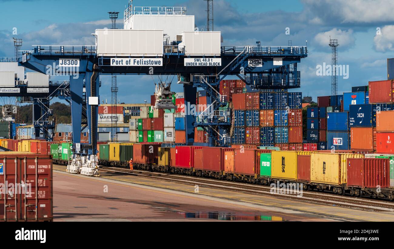 Rail Freight UK - intermodale Container werden in Güterzügen im Felixstowe Port, dem größten Containerhafen Großbritanniens, verladen. Stockfoto