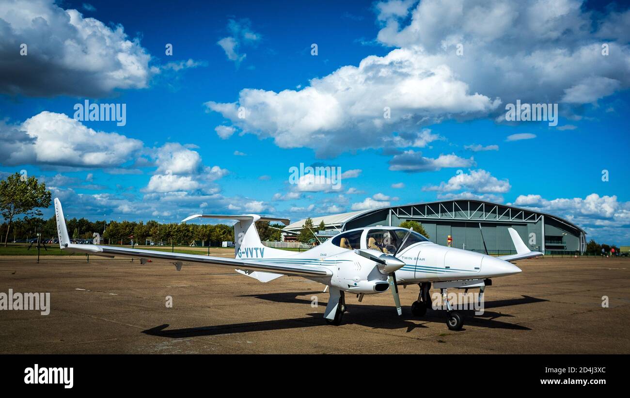 Diamond DA42 Twin Star reg G-VVTV, ein zweimotorig 4-Sitzer Privatflugzeug entwickelt und hergestellt von Diamond Aircraft Industries of Austria. Stockfoto