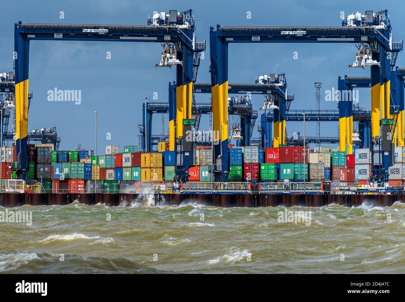 Stürmisches Wetter für British Trade - Wellen schlagen gegen Felixstowe Docks. Der Hafen von Felixstowe ist der größte Containerhafen Großbritanniens. Stockfoto