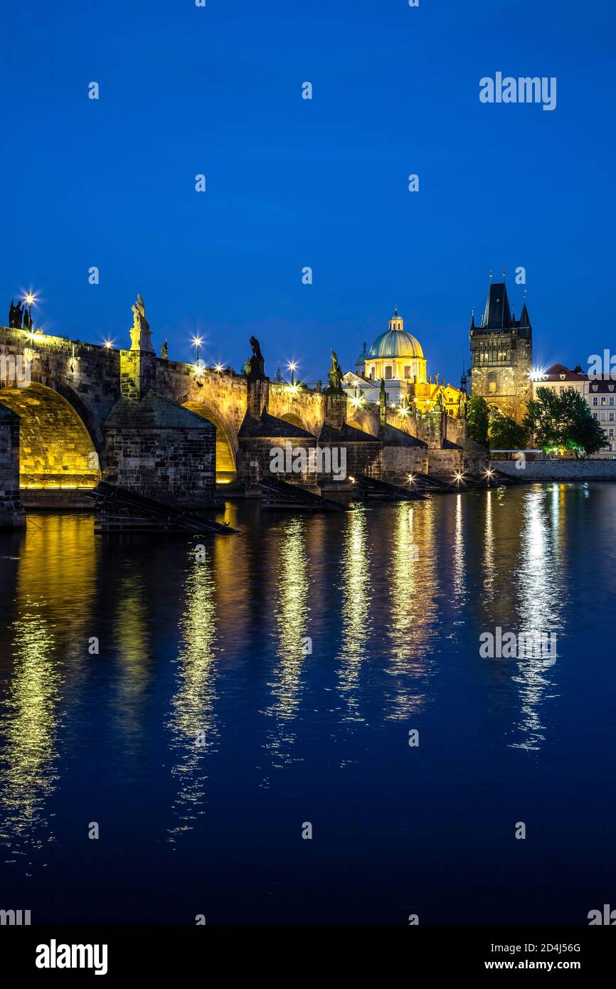 Moldau, Karlsbrücke und Brückenturm (Kuppel der St. Francis of Assisi Kirche auf der linken Seite), Altstadt, Prag, Tschechische Republik Stockfoto