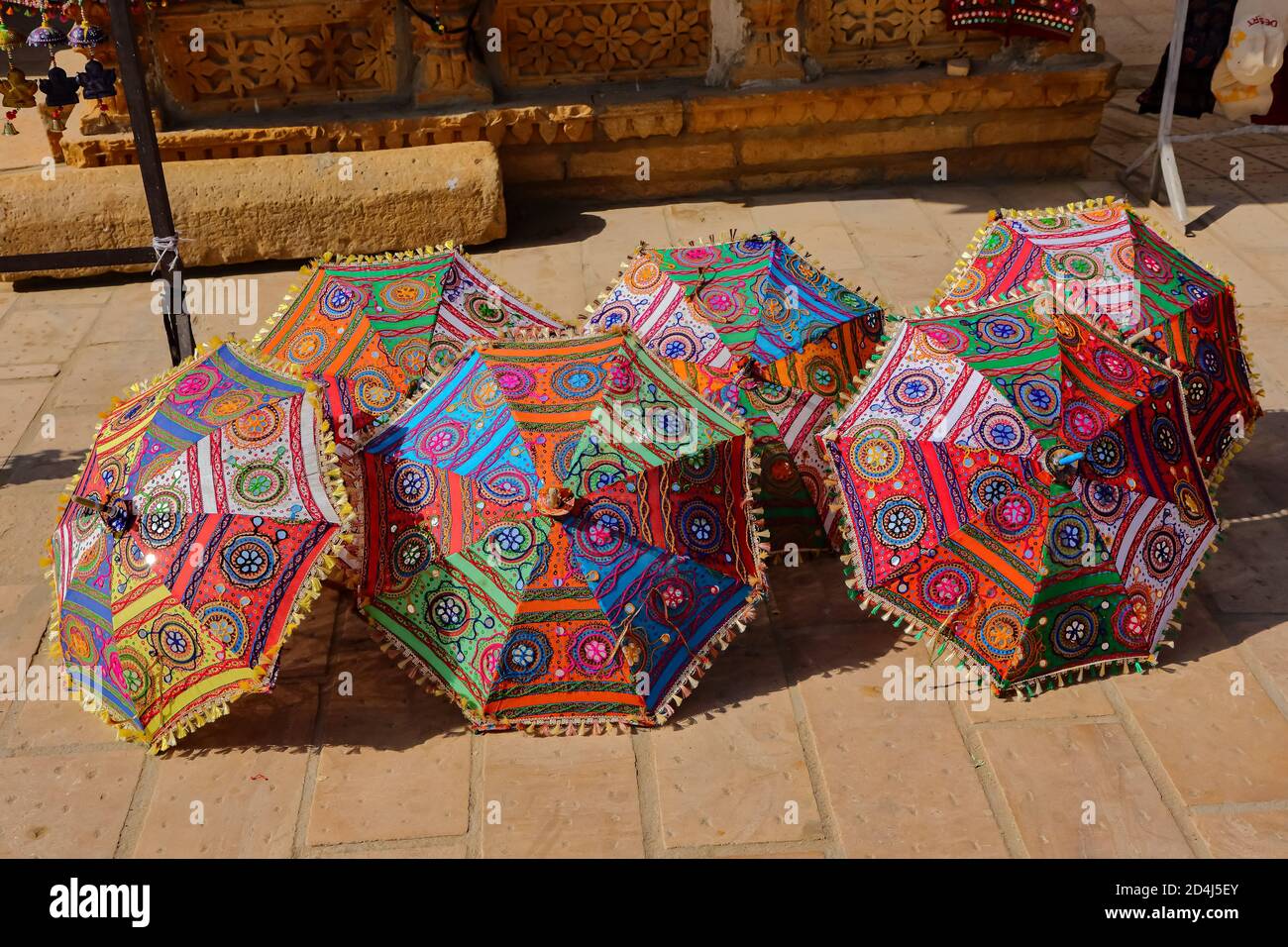 Bunte handgemachte Regenschirme auf einem Markt in jaisalmer gehalten Rajasthan Indien am 21. Februar 2018 Stockfoto
