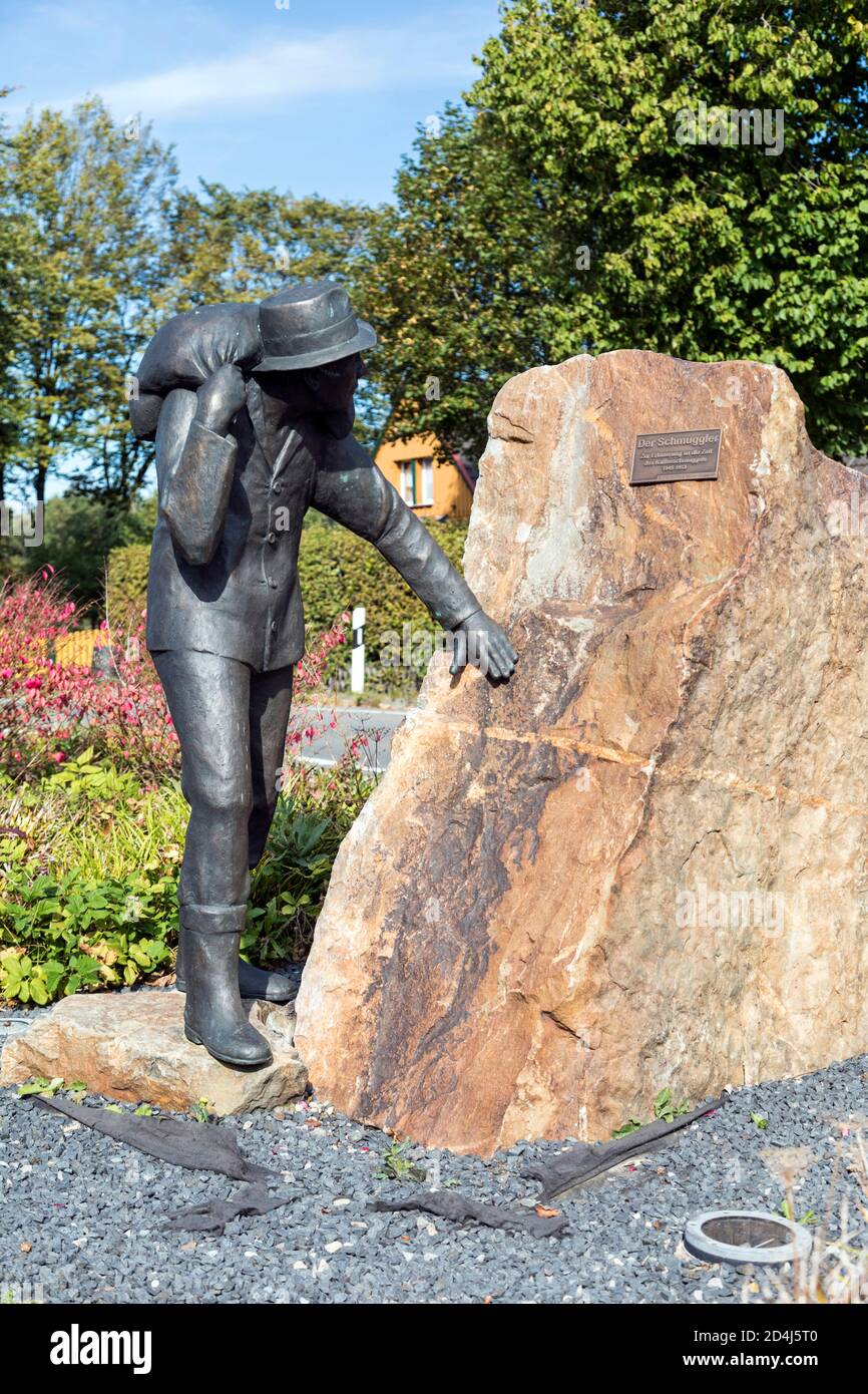 Der Schmuggler, dieses Denkmal erinnert an die Kaffeeschmugglerzeit von 1945-1953 an der deutsch-belgischen Grenze Stockfoto