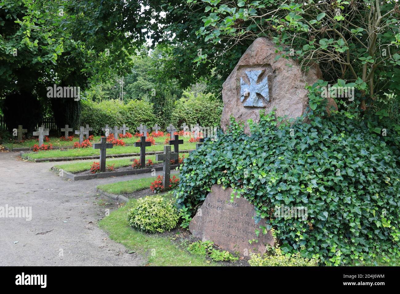 denkmal für Soldaten des Ersten und Zweiten Weltkriegs, Kreuze im Hintergrund Stockfoto