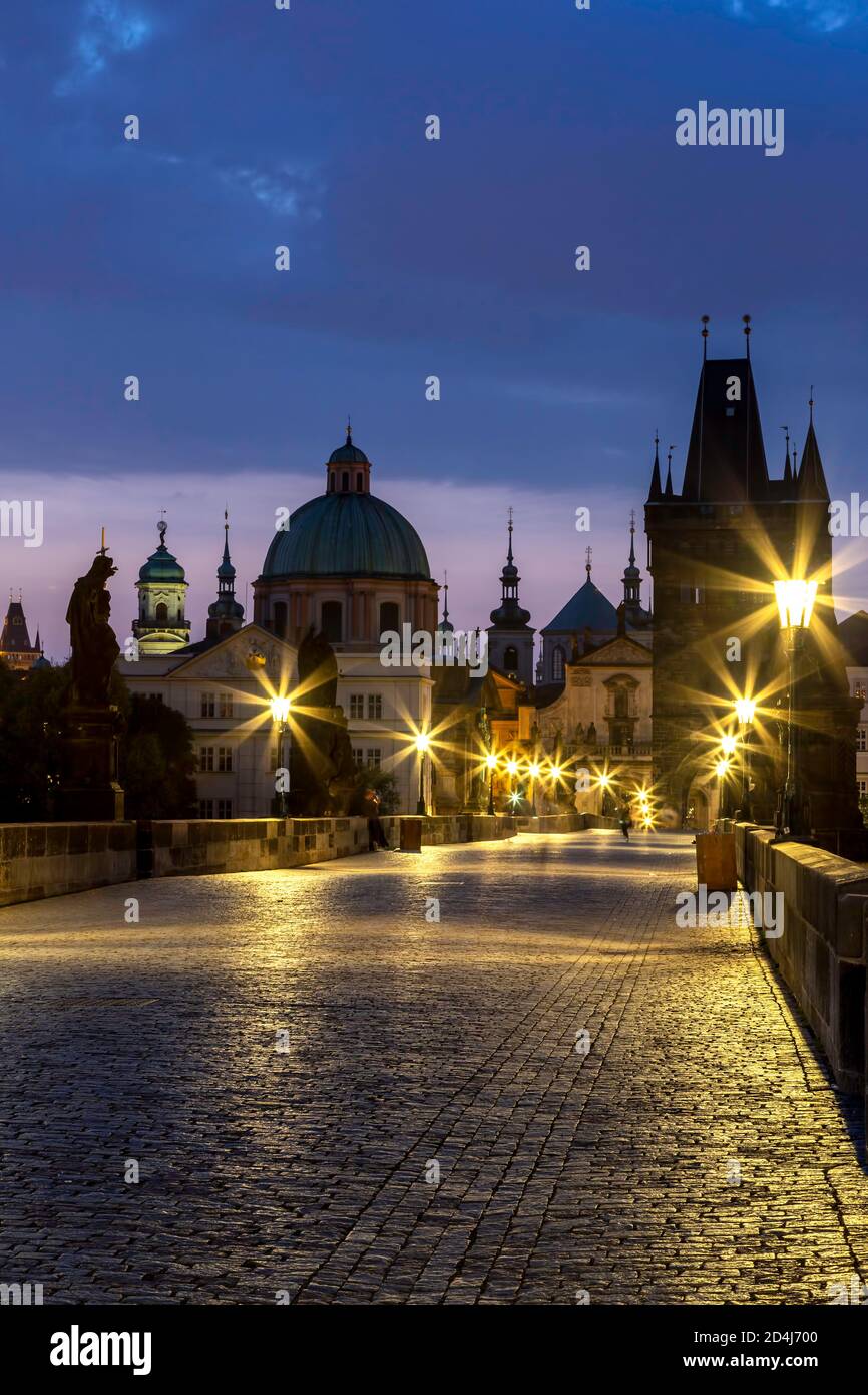 Charles Brücke in Richtung Altstadt (Bridge Tower am Recht, Dom des Hl. Franziskus von Assisi Kirche links), Altstadt, Prag, Tschechische Republik suchen Stockfoto