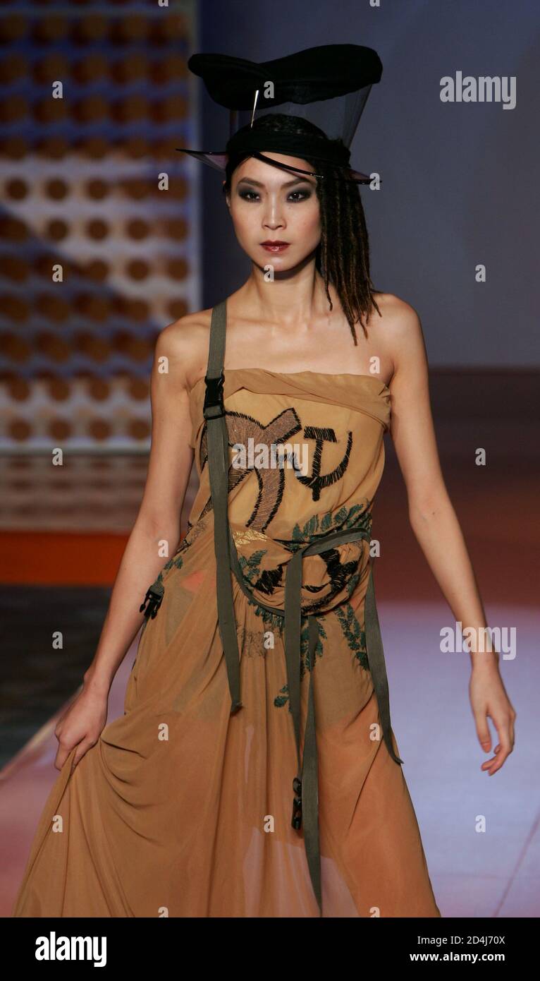 Ein Modell stellt eine Schöpfung des Hong Kong Designer Tenny Lo mit Titel "Super schlecht Heldin" während der Hong Kong Fashion Week Frühjahr/Sommer 2005 in Hongkong 15. Juli 2004. Stockfoto