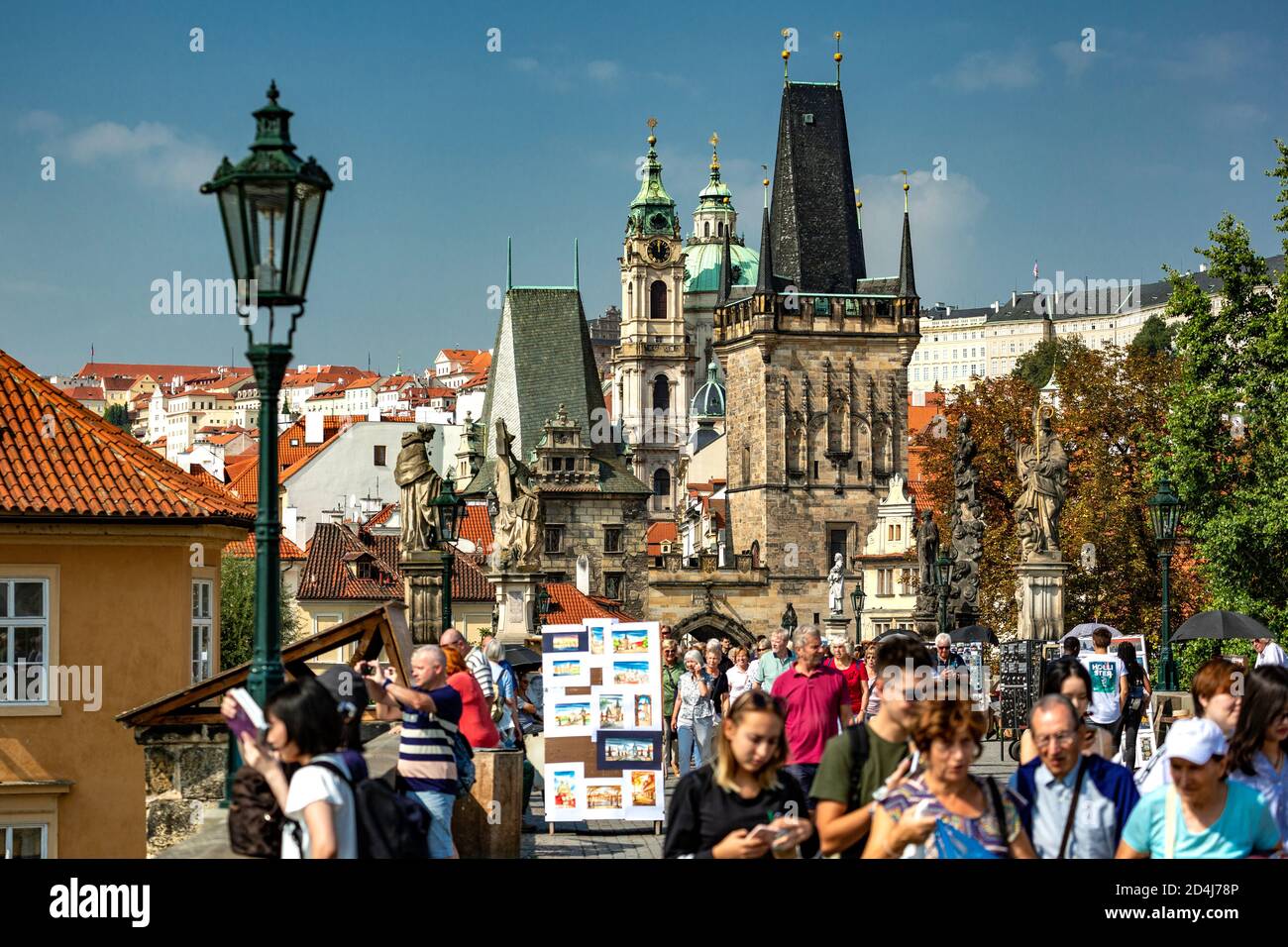 Brückenturm (rechts) und Menschenmenge auf der Karlsbrücke, kleines Viertel, Prag, Tschechische Republik Stockfoto