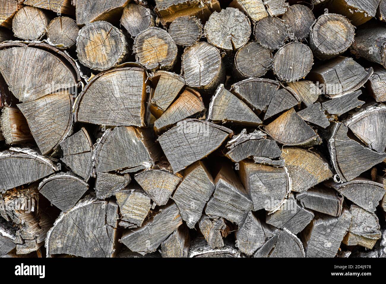 Brennholz liegt in einem Holzstapel aus der Nähe. Holzstruktur Stockfoto