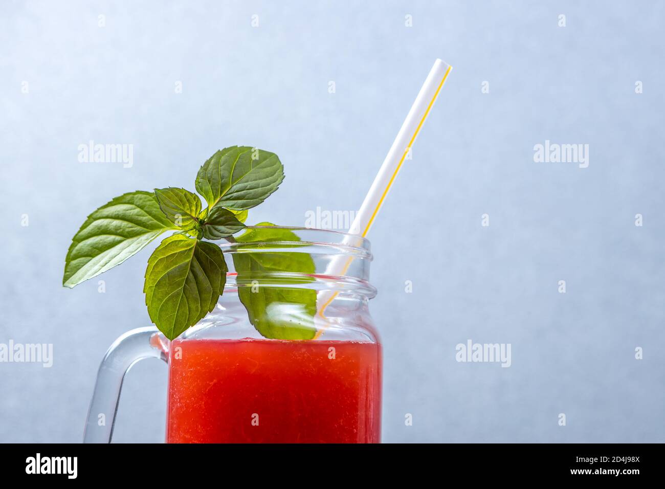 Wassermelone Smoothie in einem Glas mit Minzblättern und ein Strohhalm Stockfoto