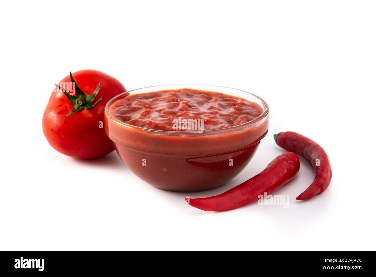 Würzige Chilisauce in Schüssel isoliert auf weißem Hintergrund Stockfoto