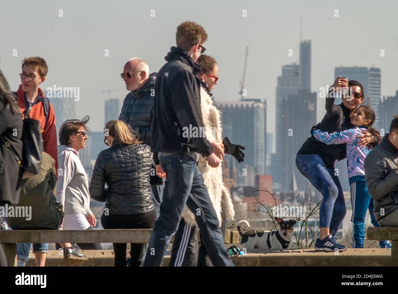 Die Massen ignorieren die neuen Covid-19-Regeln zur sozialen Distanzierung am ersten Tag einer britischen weiten Sperre auf Londons Primrose Hill, 22. März 2020, Stockfoto