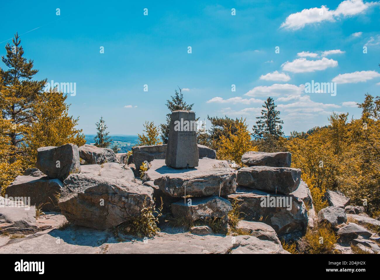 Lippe Velmerstot mit Gedenkstätte im Teutoburger Wald. Velmerstot Gipfel und Blick über die Landschaft des Teutoburger Waldes / Naturpark Egge. North Rh Stockfoto