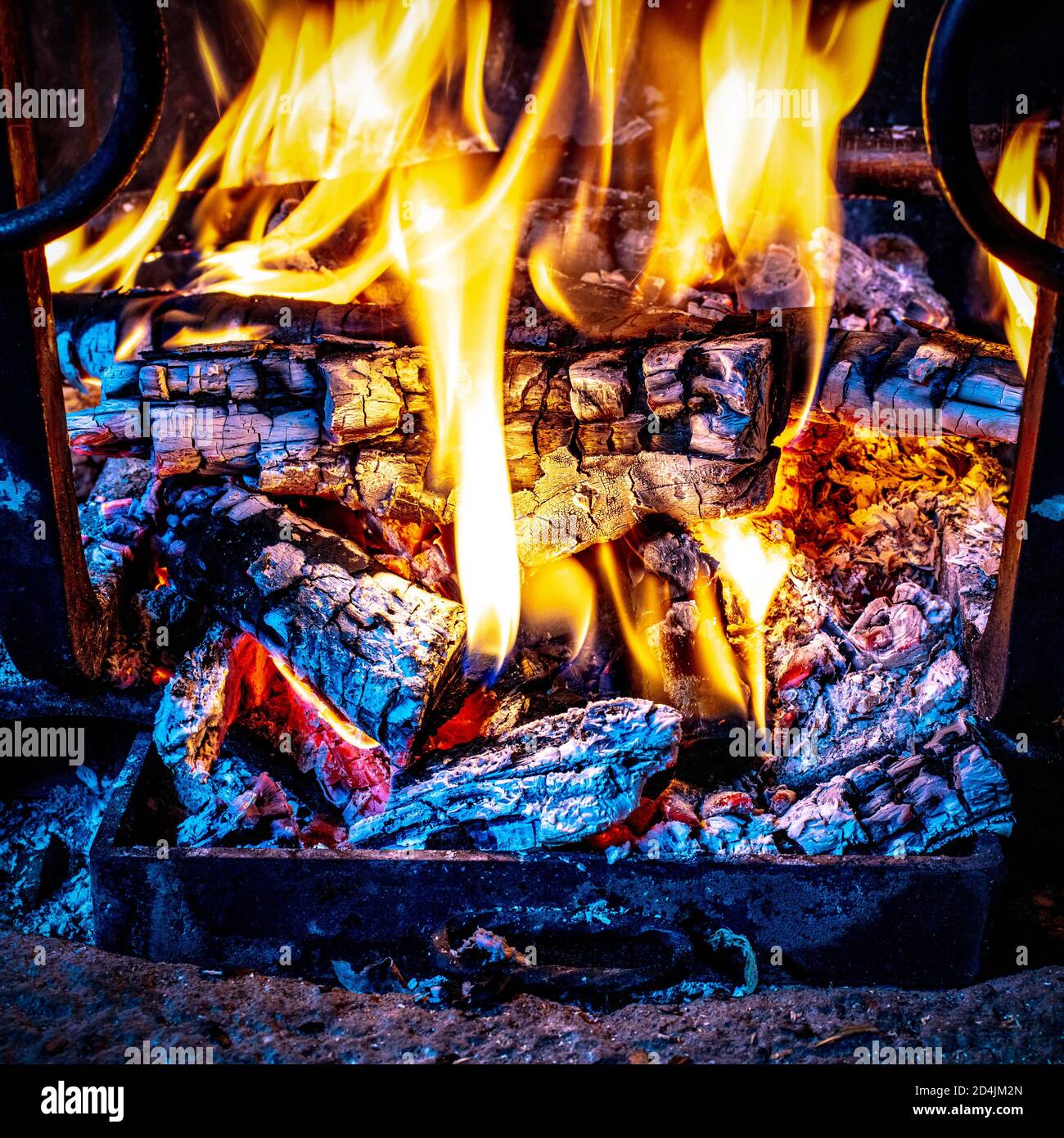 Detail des Feuers im Kamin mit glühender Glut. Stockfoto