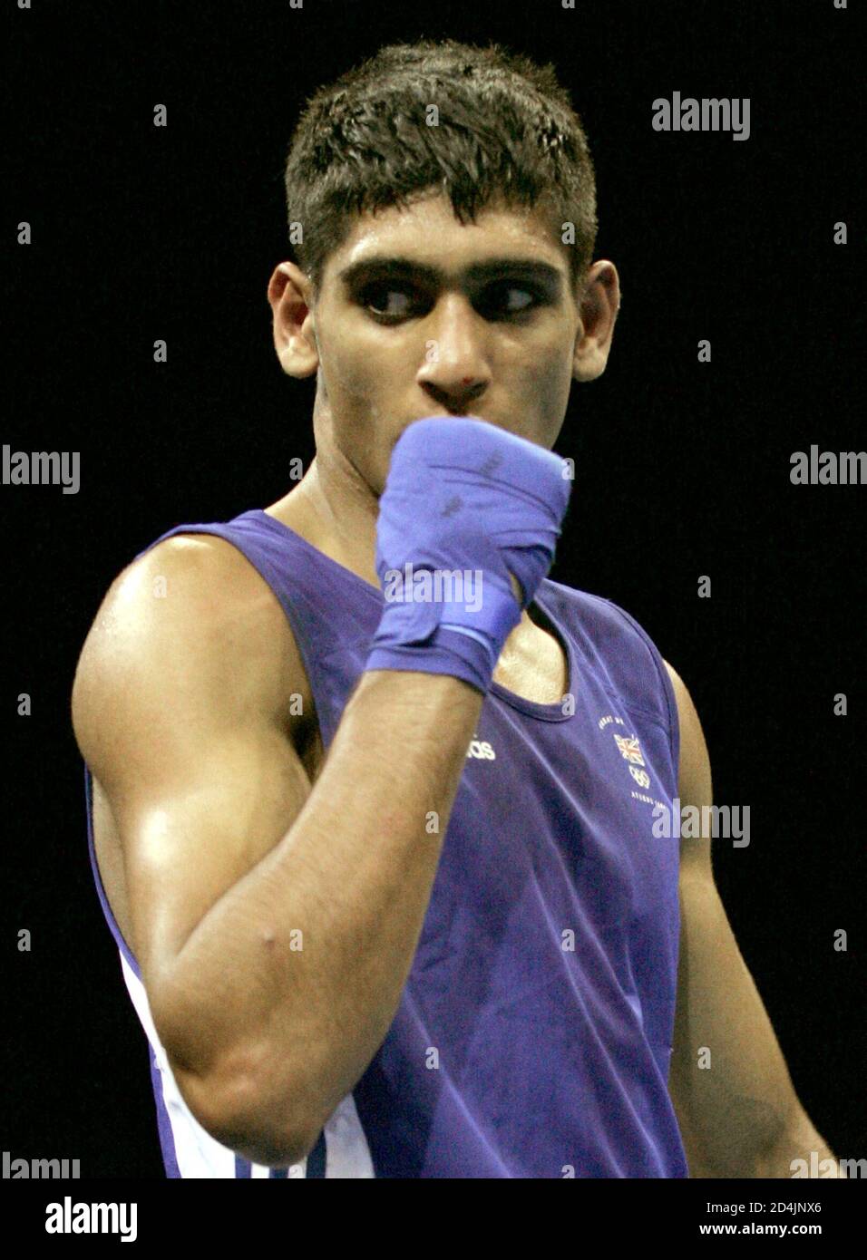 Der britische Amir Khan feiert den Sieg [gegen den kasachischen Serik Jeleuov] während des leichten (60 kg) Halbfinalkampfes der Männer bei den Olympischen Sommerspielen 2004 in Athen am 27. August 2004. Khan hat das Spiel gewonnen. Stockfoto