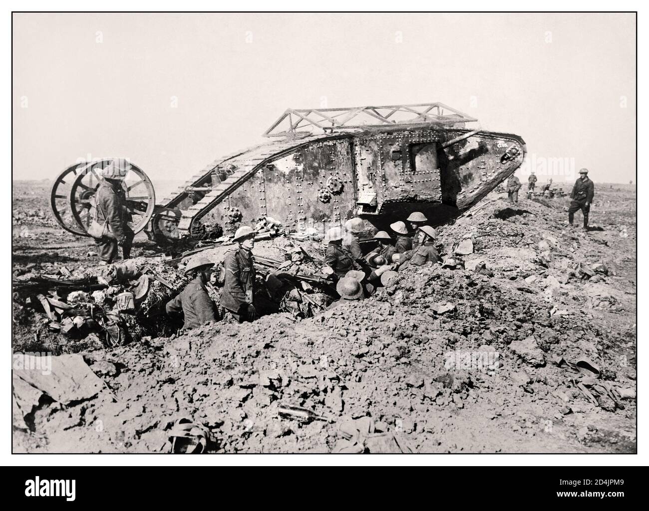 SOMME SCHLACHT 1916 1. Weltkrieg ein früher britischer Mark I 'männlich' Panzer, genannt C-15, in der Nähe von Thiepval, Somme Frankreich 25 September 1916. Der Tank ist in Reserve für die Schlacht von Thiepval Ridge, die am 26. September begann. Der Tank mit dem Draht ausgestattet "Granate Schild" und Steuerrute, beide Funktionen in den nächsten Modellen verworfen. Stockfoto