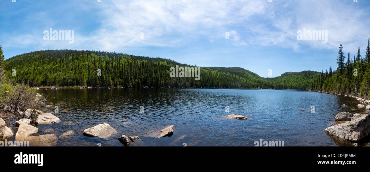 Schöne Aussicht auf den See 'Pioui' im Grands-Jardins Nationalpark, Quebec Stockfoto