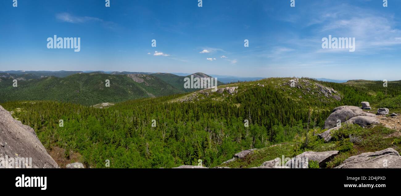 Panoramablick von der Spitze des Gipfels des "ont de l'Ours" (Bärenberg), in Charlevoix, Quebec Stockfoto
