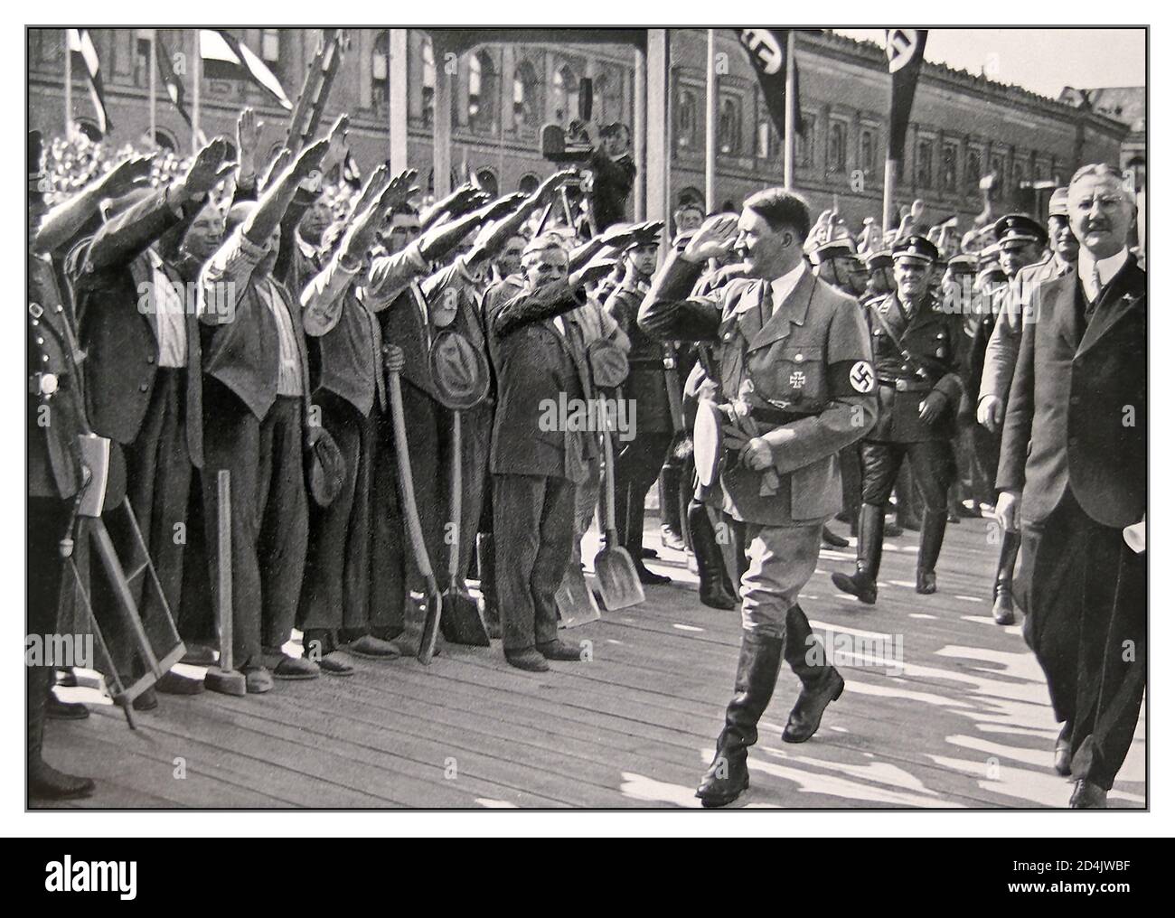 1934 Adolf Hitler in Militäruniform mit Hakenkreuzarmband, Bei der Grundsteinlegung für den Neubau der Deutschen Reichsbank fotografierte Heinrich Hoffmann Adolf Hitler, er war der offizielle Fotograf und Nazi-Politiker und Verleger, der 1934 Mitglied des engen Hitlerkreises war. BERLIN Deutschland Stockfoto