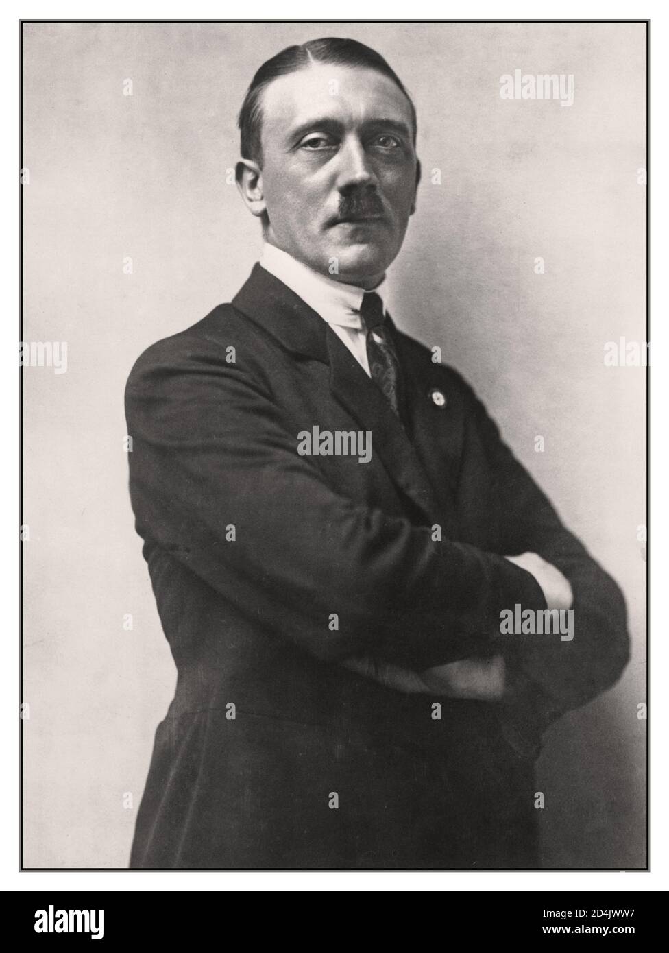 1920er Jahre Adolf Hitler posierte Studio Werbeportrait von Hoffmann 1921 Adolf Hitler (1889 - 1945) (zukünftiger Bundeskanzler) Deutschland. Heinrich Hoffmann war der offizielle Fotograf Adolf Hitlers und ein Nazi-Politiker und Verleger, der ein Mitglied von Hitlers intimem Kreis war. Hoffmanns Fotografien waren ein wichtiger Teil von Hitlers Propagandakampagne, um sich und die NSDAP als ein bedeutendes Massenphänomen darzustellen. Stockfoto